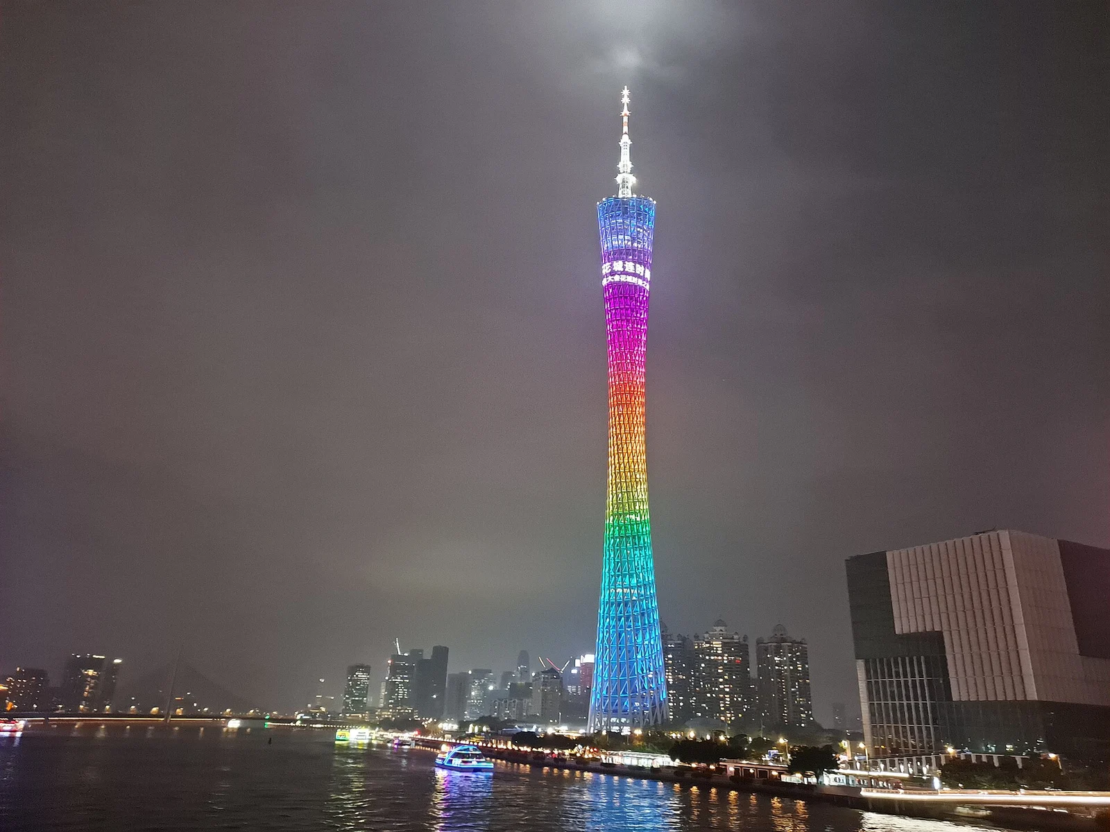 Canton Tower ночью с городского берега