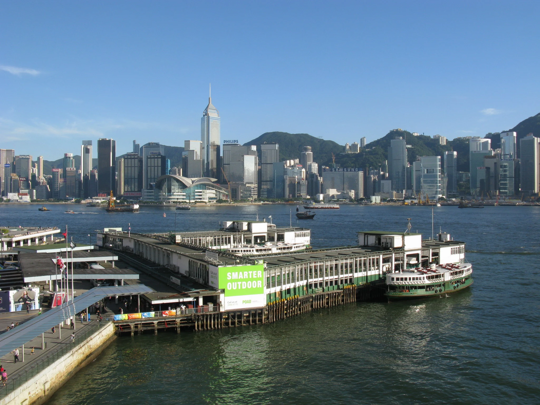 Пирс Star Ferry в Чимсачёй и паром у берега. Обычная переправа через бухту и прогулочный круиз — разные транспортные предложения.