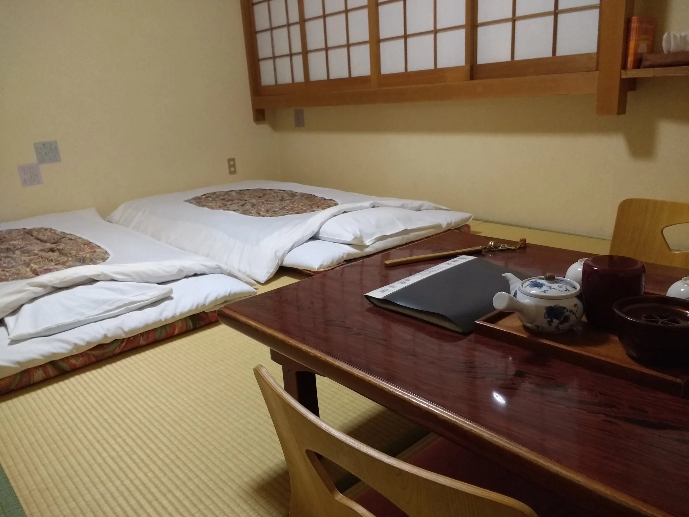 Комната Ryokan Matsumae в Наре с татами и постелями. Фото показывает конкретный вариант: другие рёканы могут предлагать кровати и иначе устроенные номера.