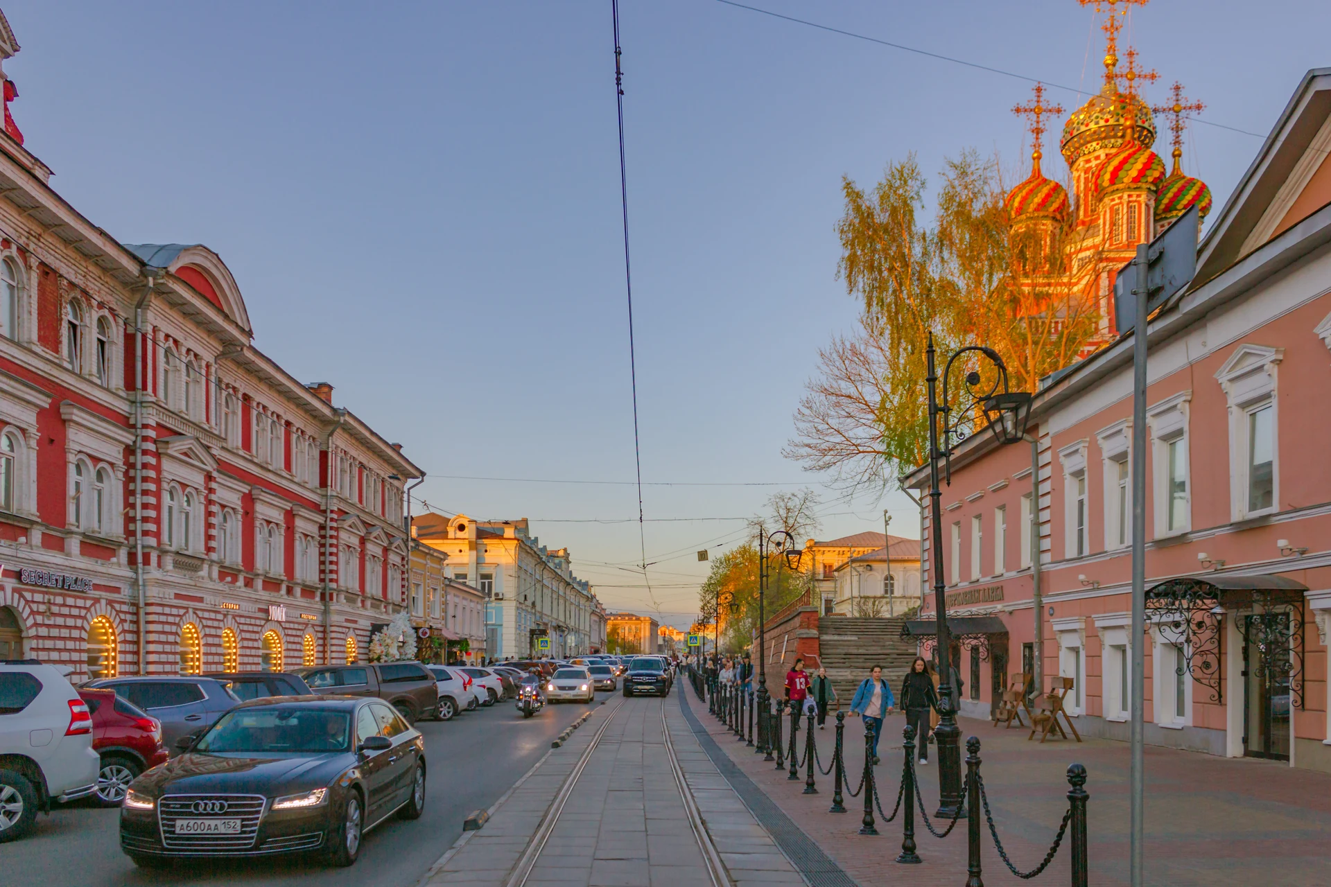 Рождественская церковь на одноимённой улице в Нижнем Новгороде. Эта прогулка проходит ниже кремля, поэтому возвращение наверх лучше запланировать заранее.