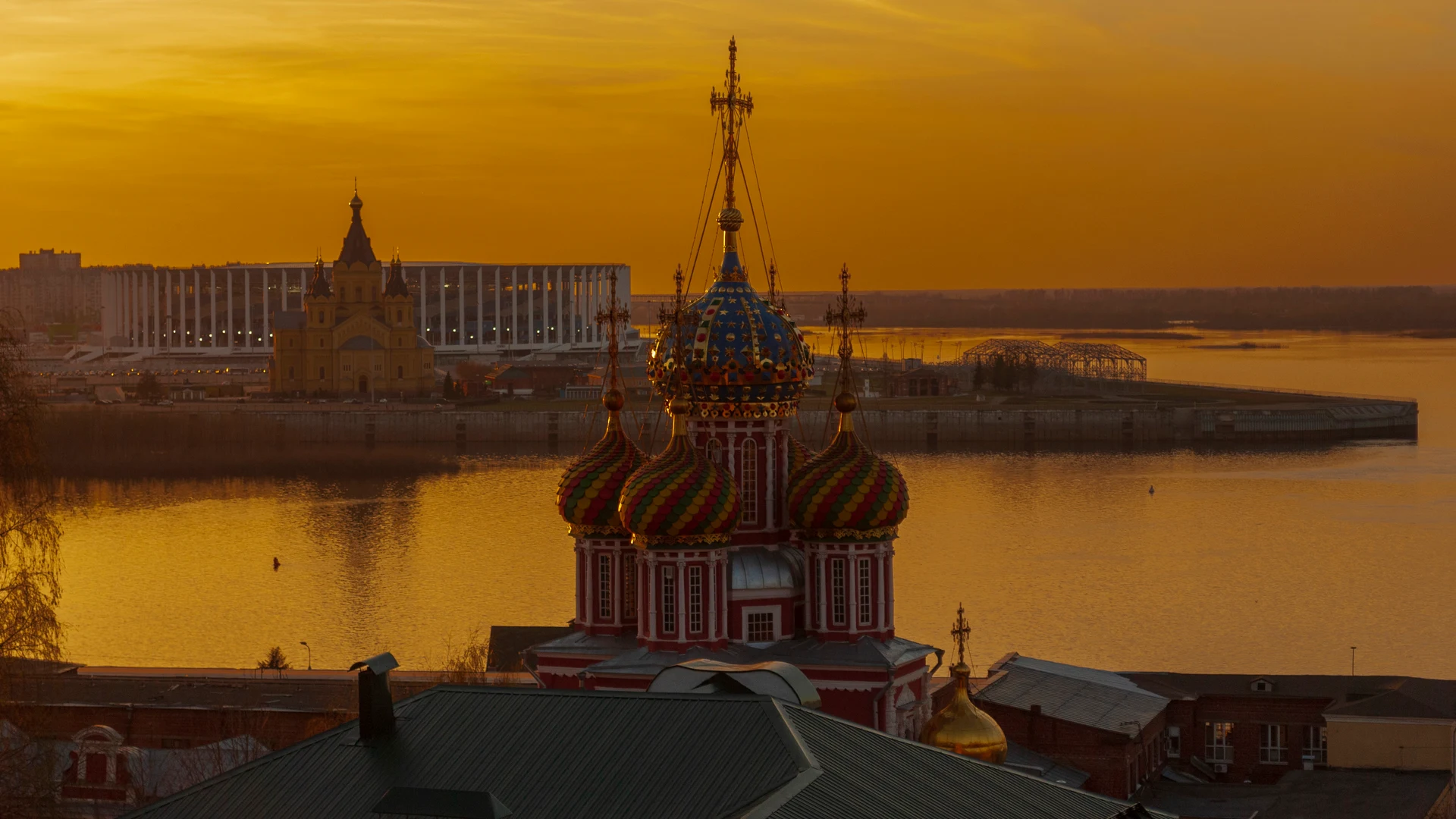 Стрелка Нижнего Новгорода на закате. Для прогулки на противоположном берегу Оки нужен отдельный переезд, а не продолжение спуска от кремля.