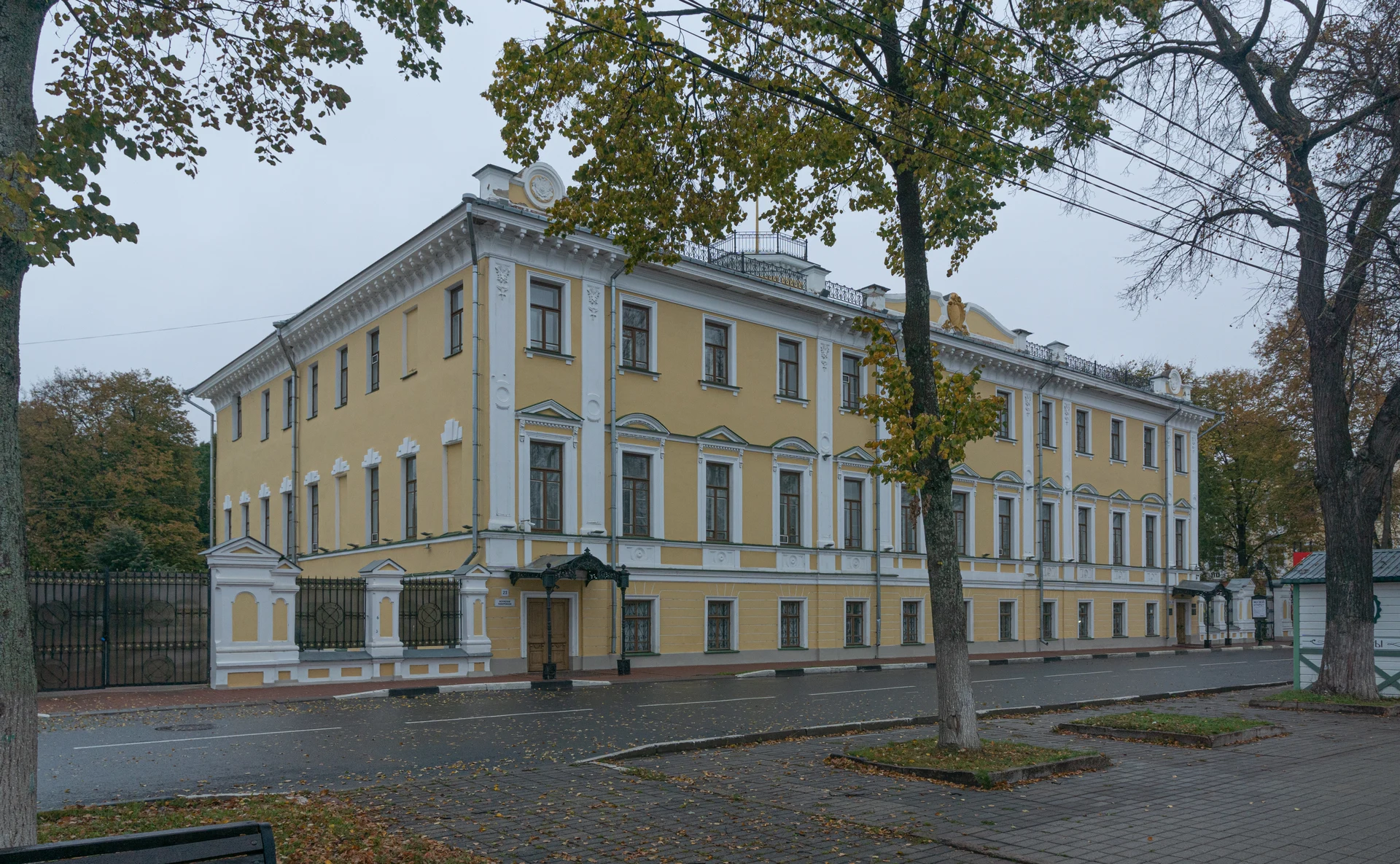 Бывший губернаторский дом на Волжской набережной Ярославля. Здесь находится художественный музей, который удобно сочетать с прогулкой вдоль реки.