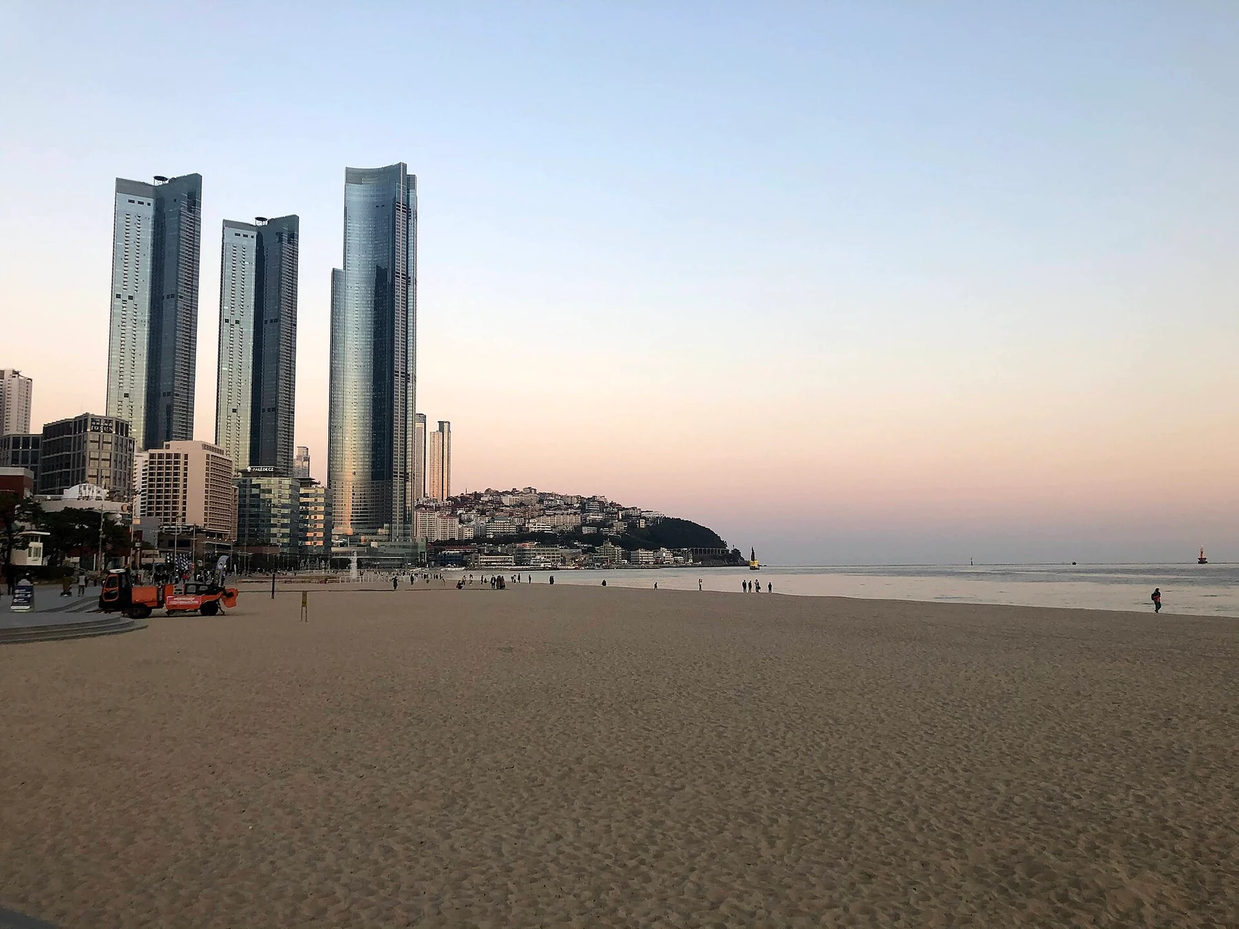 Пляж Хэундэ и высотные здания Пусана. От станции Busan до этого берега требуется городской переезд.