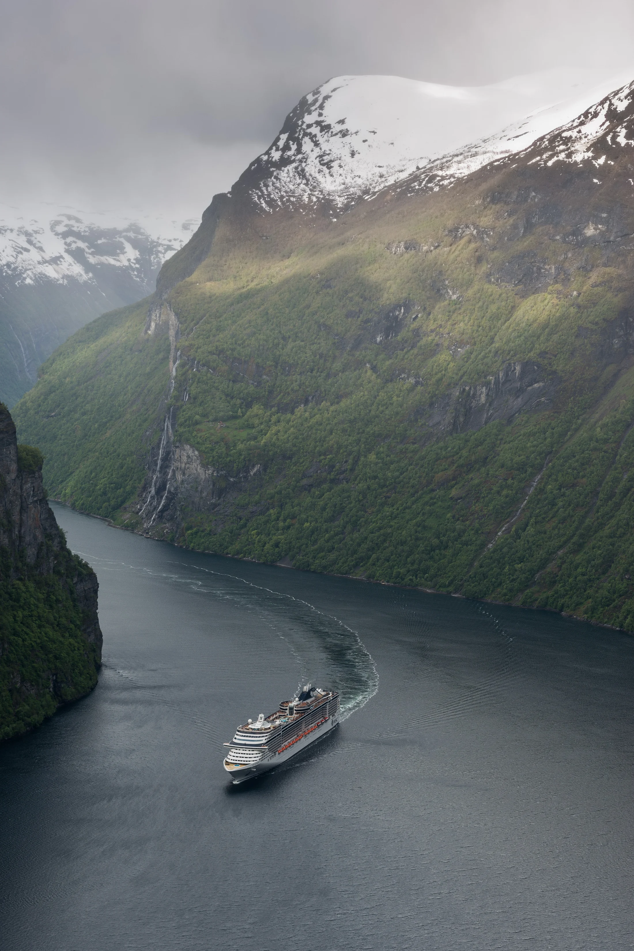 MSC Splendida в Гейрангер-фьорде, Норвегия. Пейзаж показывает один портовый эпизод: конкретный круиз выбирают по часам стоянки, способу высадки и времени возвращения.